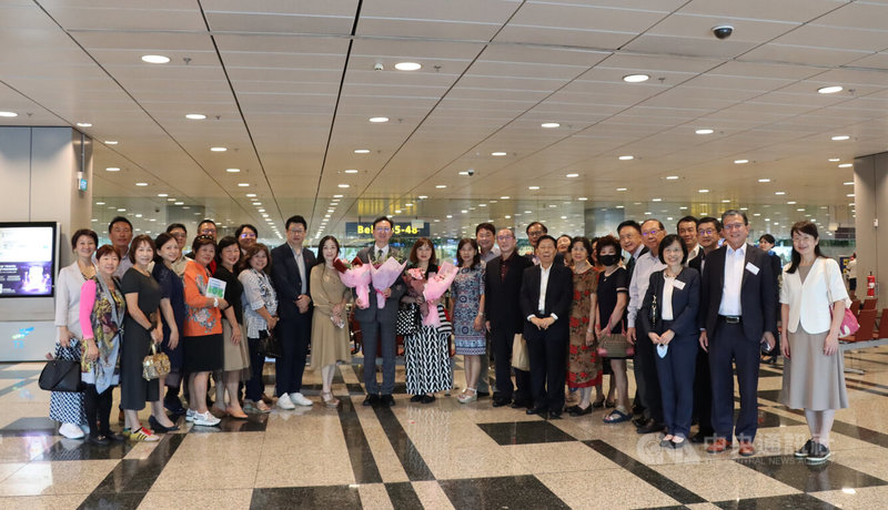 駐新加坡代表童振源8日抵任履新，旅星台商、僑胞多人前往樟宜機場迎接。中央社記者侯姿瑩新加坡攝 112年5月8日