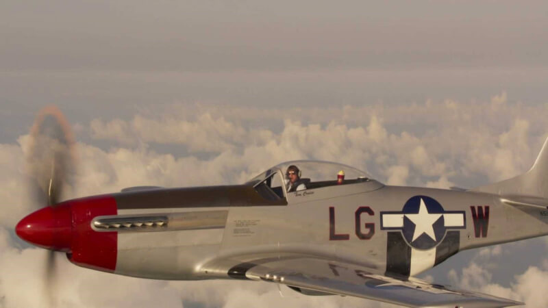 湯姆克魯斯以「捍衛戰士：獨行俠」獲得最佳電影演出獎，圖為他在高空邊駕駛飛機邊錄得獎感言影片。（圖取自網頁mtv.com）