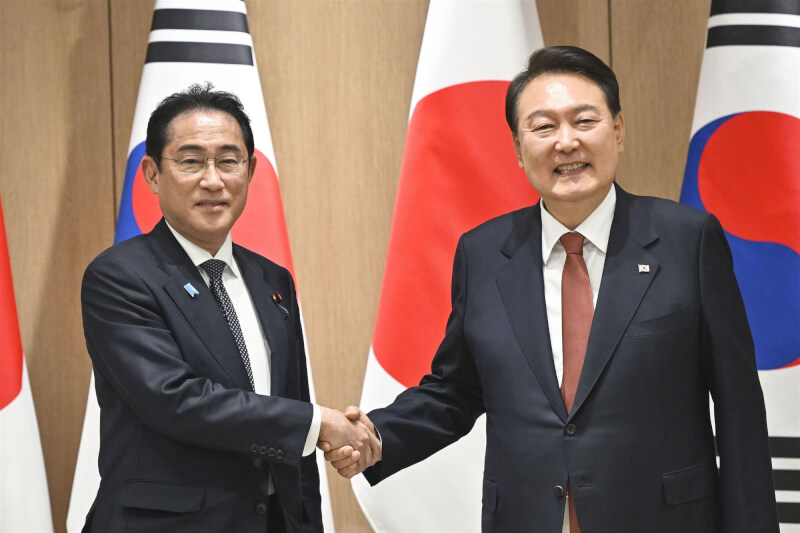 南韓總統尹錫悅（右）與日本首相岸田文雄（左）7日在首爾舉行峰會。（共同社）