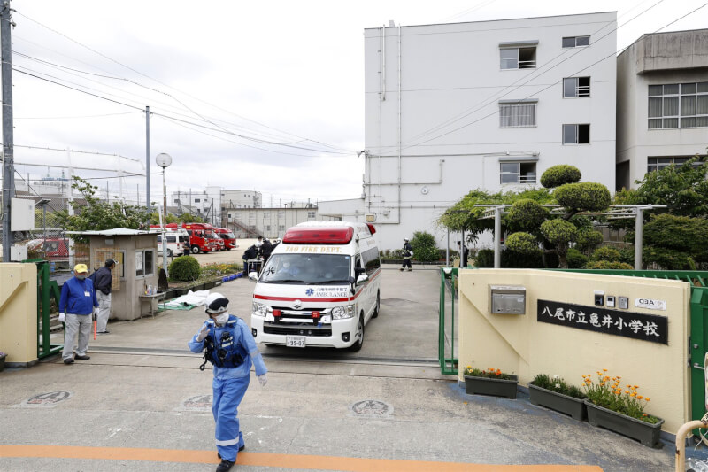 日本大阪府八尾市龜井小學的學生8日上午抱怨聞到異味後身體不適，救護車前往載送至醫院治療。（共同社）