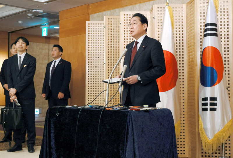 日本首相岸田文雄（右）8日結束訪韓行，返日前岸田表示，他與韓國總統尹錫悅的信賴關係更加深化，強調會與尹錫悅攜手開啟「新時代」。（共同社）