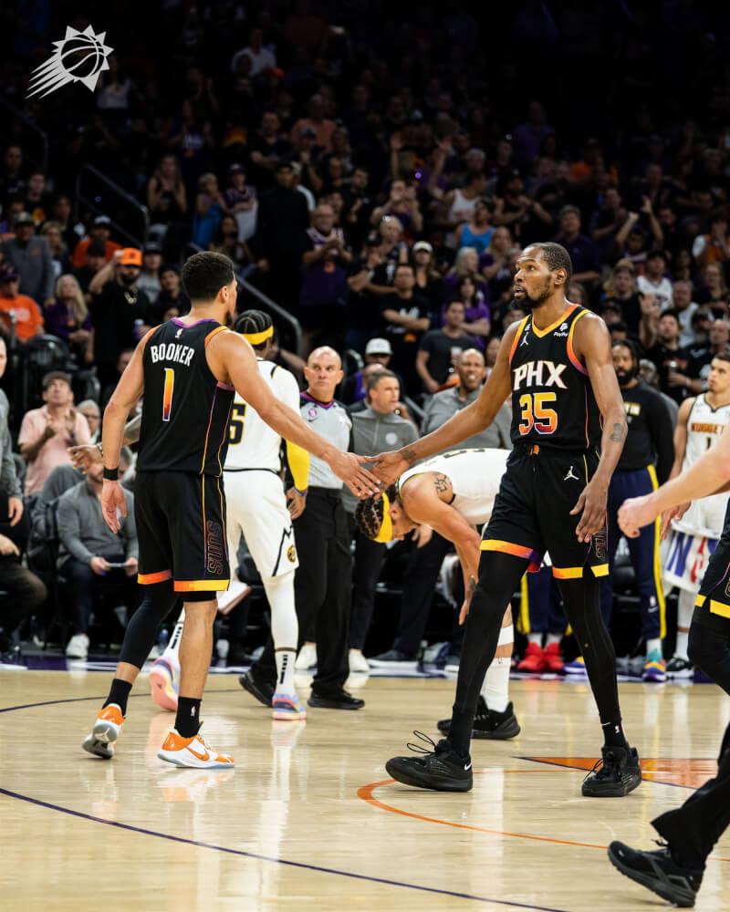 NBA鳳凰城太陽兩大射手布克（左）、杜蘭特（右）8日對丹佛金塊比賽中各自寫下紀錄，並是聯盟第1對在季後賽都完成35分、5籃板、5助攻的組合。（圖取自twitter.com/Suns）