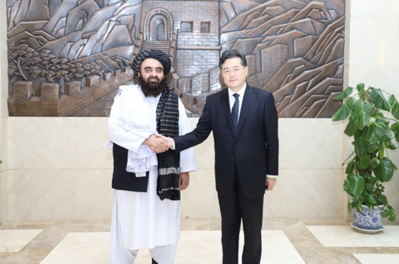 中國國務委員兼外長秦剛（右）與阿富汗臨時政府代理外長穆塔基（左）會晤。（圖取自中國外交部網頁fmprc.gov.cn）