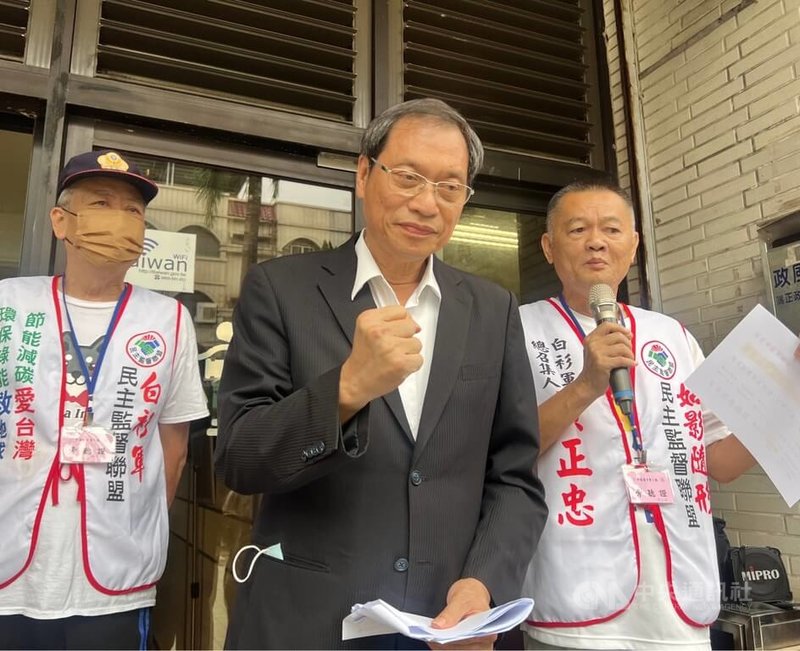 國民黨屏東縣長落選人蘇清泉（中）提出當選無效及選舉無效訴訟，屏東地院8日進行言詞辯論最終庭，合議庭法官將在30日宣判。蘇清泉表示，對於結果有信心。中央社記者李卉婷攝  112年5月8日