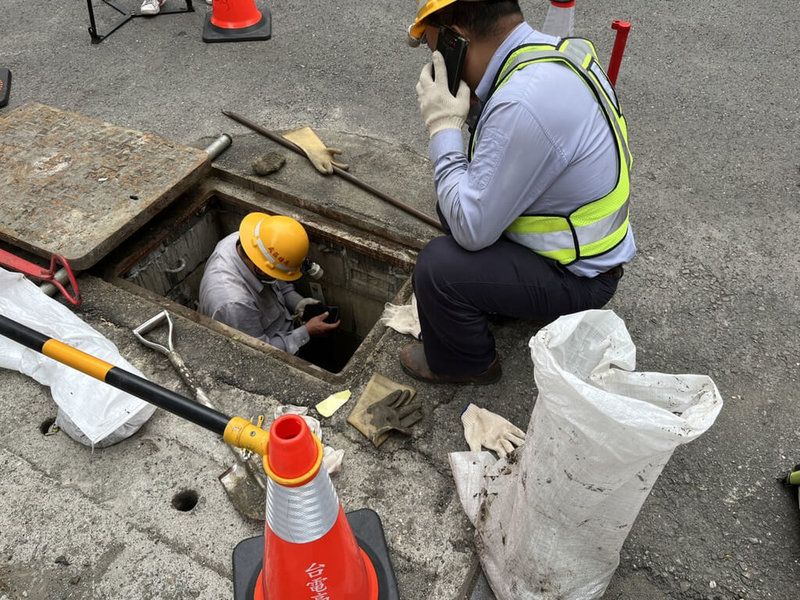 高雄市前鎮區翠亨北路、震東五街、鎮興路一帶8日晚間發生路燈不亮狀況，台灣電力公司高雄區營業處統計，約有170盞路燈停電，初步研判為是孔蓋內雨水累積，導致路燈地下線路故障短路，經搶修全數復電。圖為台電人員9日巡檢狀況。（台灣電力公司高雄區營業處提供）中央社記者林巧璉傳真  112年5月9日