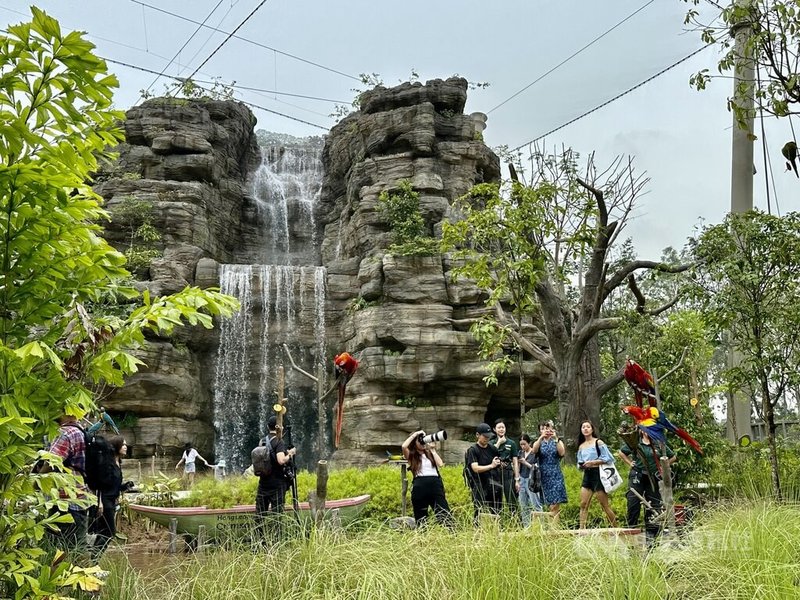 新加坡全新打造的飛禽公園8日起試營運，園區主打8個以不同地理主題區分的戶外展示區。圖攝於4月21日。中央社記者侯姿瑩新加坡攝  112年5月9日