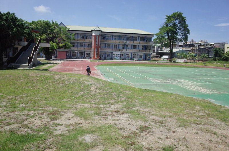 教育部近日核定高雄市岡山區前峰國小新建運動場及綜合球場經費，後續將辦理發包。（邱志偉辦公室提供）中央社記者蔡孟妤傳真  112年5月9日