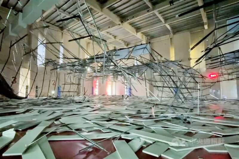 桃園市八德國民運動中心去年9月18日受台東強震影響，5樓羽球場天花板輕鋼架塌落。中央社記者吳睿騏桃園攝 111年9月18日