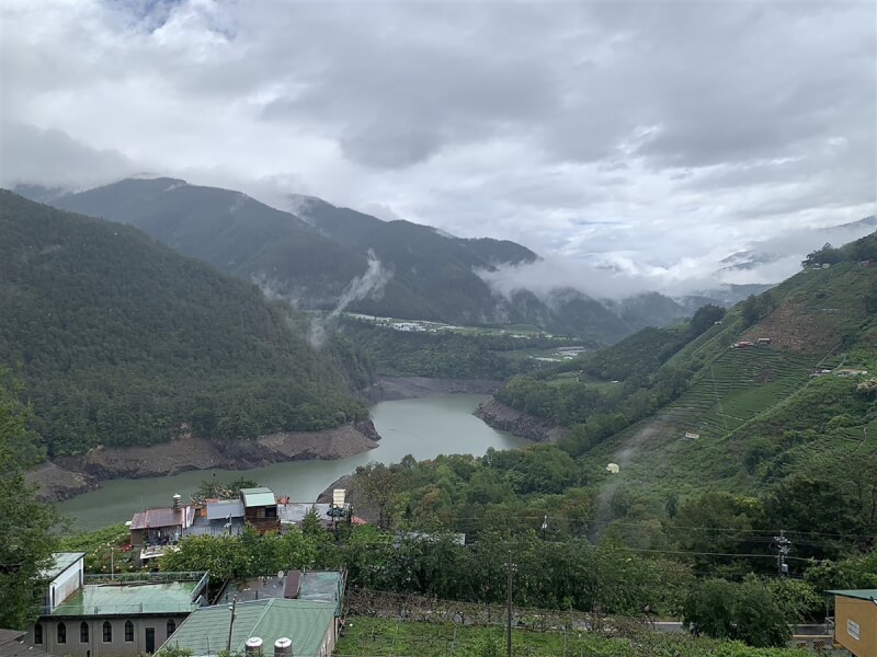 首波梅雨帶來降雨，德基水庫8日水位微幅上升。（民眾提供）