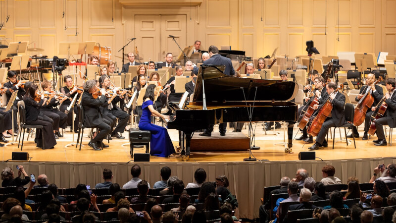 台裔波士頓市長吳弭（彈琴者）7日在一場音樂會以鋼琴演奏者身分登台，成為首位與波士頓交響樂團同台演奏的波士頓市長。（圖取自twitter.com/MayorWu）