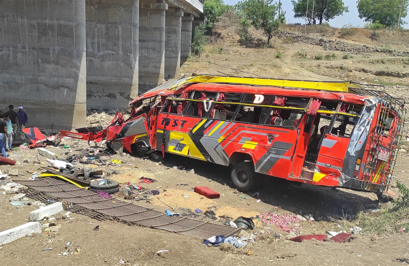 印度中部一座城市9日上午發生巴士翻落橋下事件，至少22人死亡。（法新社）