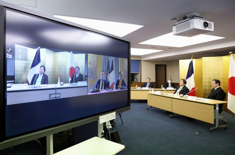 日本和法國今天以視訊方式舉行外長防長2加2會議。圖為雙方正進行視訊會議。（共同社）