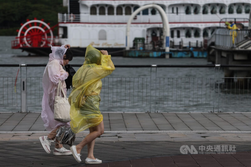 氣象局9日表示，週末之前逐漸回溫，13至15日受華南雲雨區東移影響全台都有短暫陣雨。（中央社檔案照片）