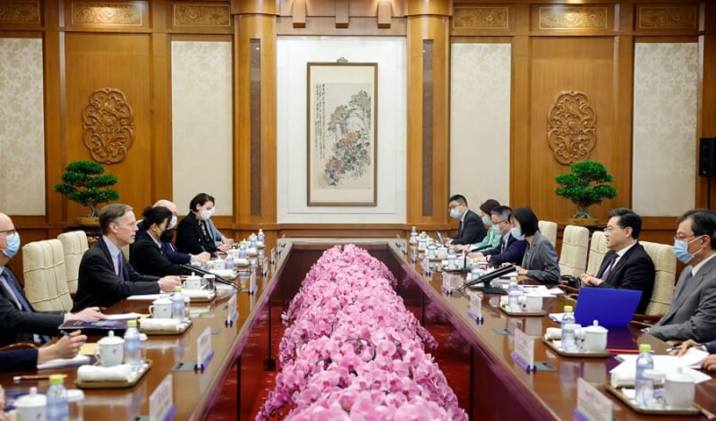 中國國務委員兼外長秦剛（右2）8日在北京會見美國駐中國大使勃恩斯（左2）。（圖取自中國外交部網頁fmprc.gov.cn）
