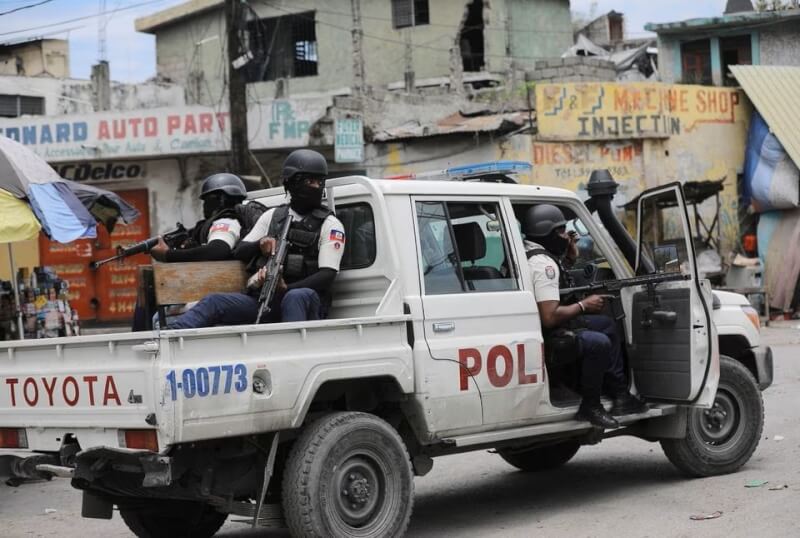 海地太子港警察4月25日在街上巡邏。（路透社）