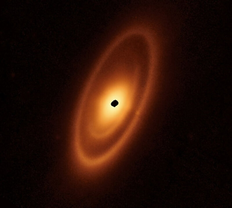 科學家8日公布韋伯太空望遠鏡的觀測影像，顯示恆星北落師門周圍有3個由塵埃組成的碎片同心環。（NASA, ESA, CSA/Handout via 路透社）