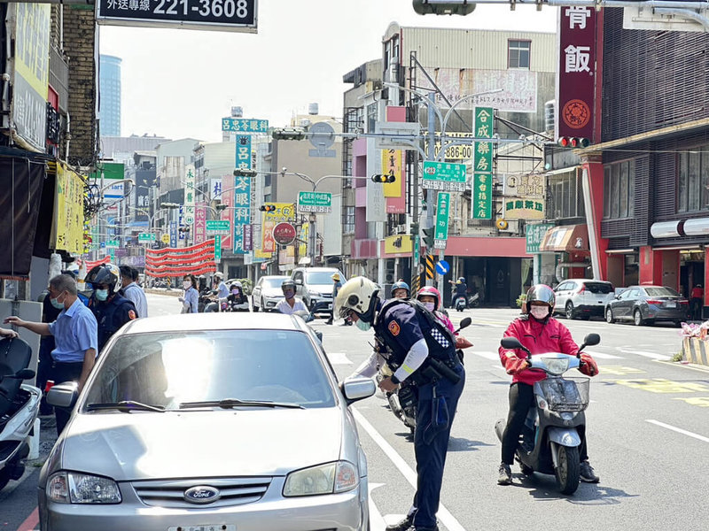 台南市8日發生休旅車撞擊斑馬線上母女，造成3歲女童不治、母親重傷，警方10日大執法，上午2個小時在北區案發路口仍開出6張汽機車未禮讓行人罰單。（台南市警局提供）中央社記者張榮祥台南傳真  112年5月10日