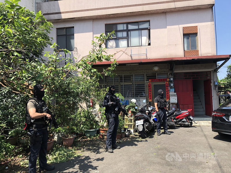 台北市警方10日跨區偵辦槍械案，於新北市新店區和犯嫌槍戰駁火，陳姓犯嫌腹部和右大腿中彈落網後送醫治療，警方查出陳姓犯嫌有多次槍砲、毒品前科且罹患漸凍症。（翻攝照片）中央社記者黃麗芸傳真  112年5月10日