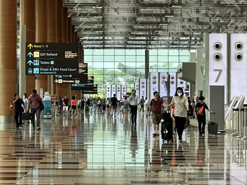 隨著國際旅行復甦，新加坡樟宜機場也重返區域航空樞紐地位，各航廈人聲鼎沸，人流穿梭不停，圖為第3航廈出境大廳。攝於5月7日。中央社記者侯姿瑩新加坡攝 112年5月10日