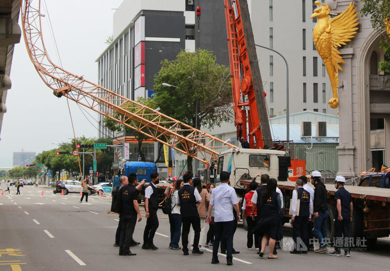 台中市南屯區一處建案10日中午拆除頂樓塔吊時吊臂意外掉落,砸中中捷綠線軌道並刺穿列車車廂釀死傷。台中市長盧秀燕在事發後也親自到現場關心了解。中央社記者蘇木春攝 112年5月10日
