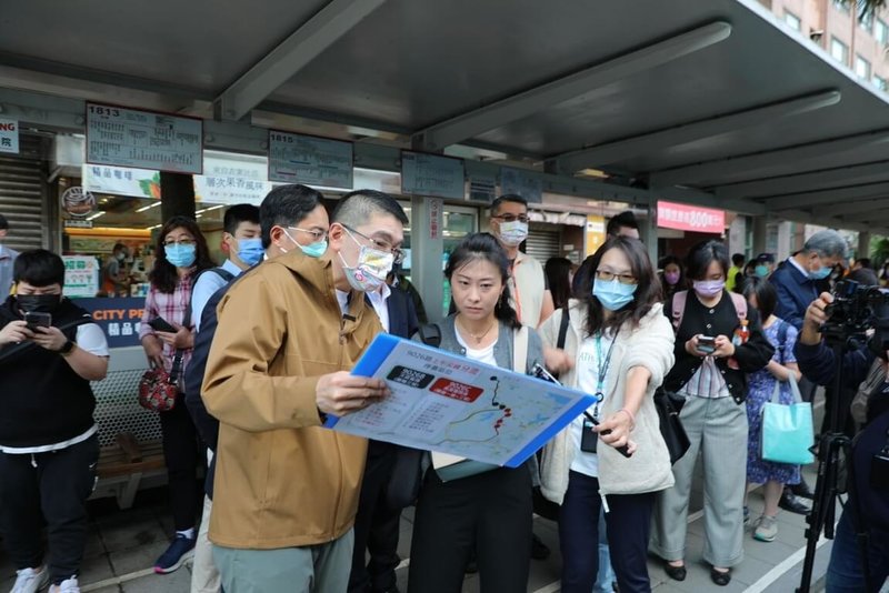 基隆市長謝國樑（前左）10日上午在長庚醫院站牌候車，聆聽民意代表及候車民眾建議後，搭乘國道客運9026C路線至南港轉運站。（基隆市政府提供）中央社記者王朝鈺傳真  112年5月10日