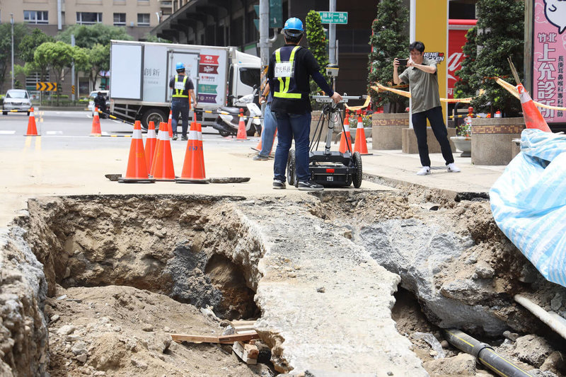 針對新竹縣竹北市莊敬六街坍塌事件，縣府除要求建商提出緊急搶險計畫，也要與受損害人、居民等達成和解，並強調沒有數據佐證安全，工地就不復工；沒有達成鄰損事件和解，就不發使用執照，將全力保障民眾權益與安全。（新竹縣政府提供）中央社記者郭宣彣傳真  112年5月10日