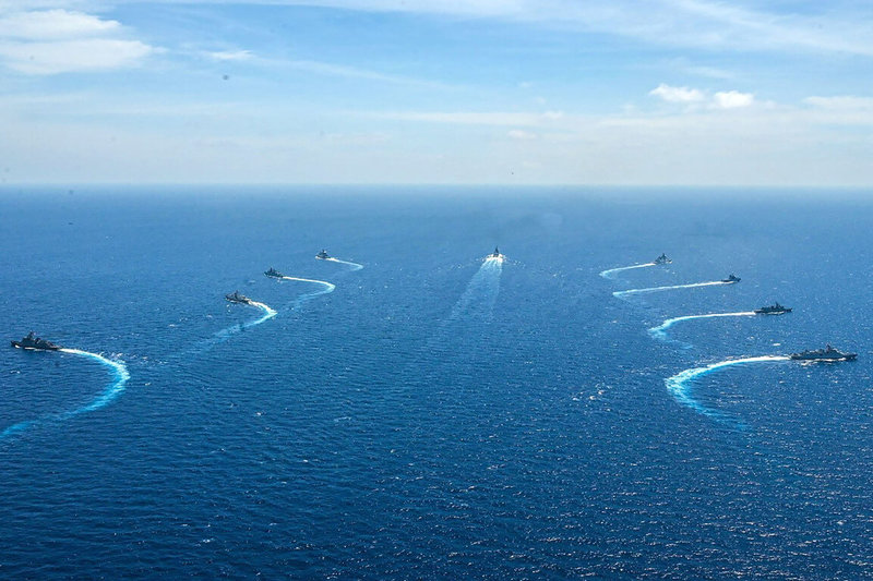 菲律賓海軍司令阿達奇10日表示，東南亞國家協會海軍已制定「海上互動準則」，有助於東協海軍聯合行動和情報交流。圖為東協各國和印度5月7日、8日在南海舉行演習。（印度海軍提供）中央社記者陳妍君馬尼拉傳真 112年5月10日