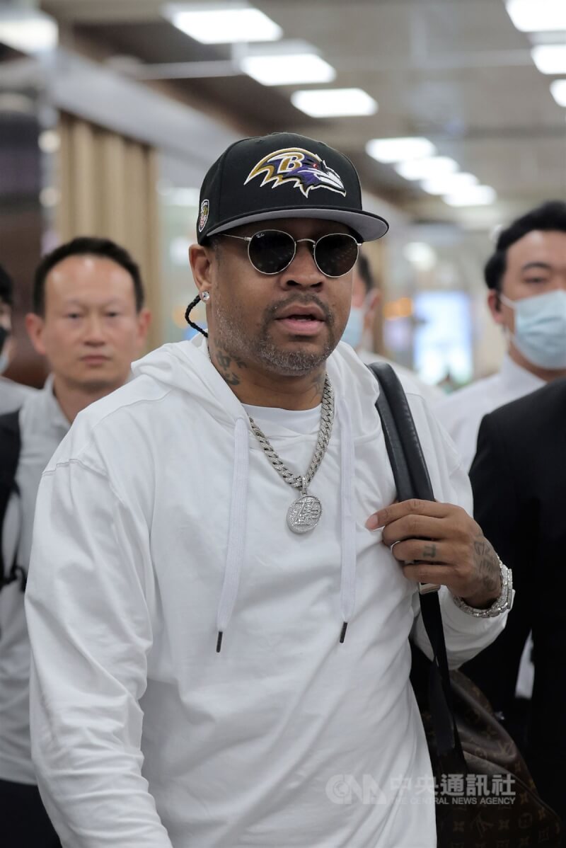 美國職籃NBA的75大球星、「戰神」艾佛森（Allen Iverson）10日順利抵台，下午現身台北松山機場，準備展開一系列行程，11日晚間將與台灣粉絲們見面。中央社記者王飛華攝 112年5月10日