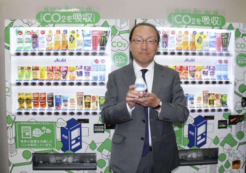 日本朝日飲料公司9日表示，6月起將展開一項實證試驗，在自動販賣機內放置可以吸收二氧化碳的特殊材料。（共同社）