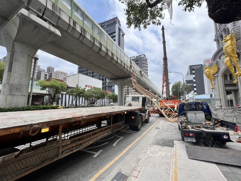 台中市南屯區文心南五路與文心路口一處建案10日中午發生吊車吊臂倒塌意外，壓到一旁台中捷運綠線豐樂公園站的列車。（民眾提供）中央社記者郝雪卿傳真 112年5月10日