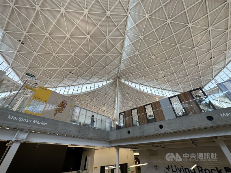 Google去年在加州山景城總部旁啟用Bay View(灣景)新園區,波浪狀屋頂可配合挑高設計,提升室內進光量,降低建物內部開燈照明的需求。中央社記者吳家豪舊金山攝 112年5月10日