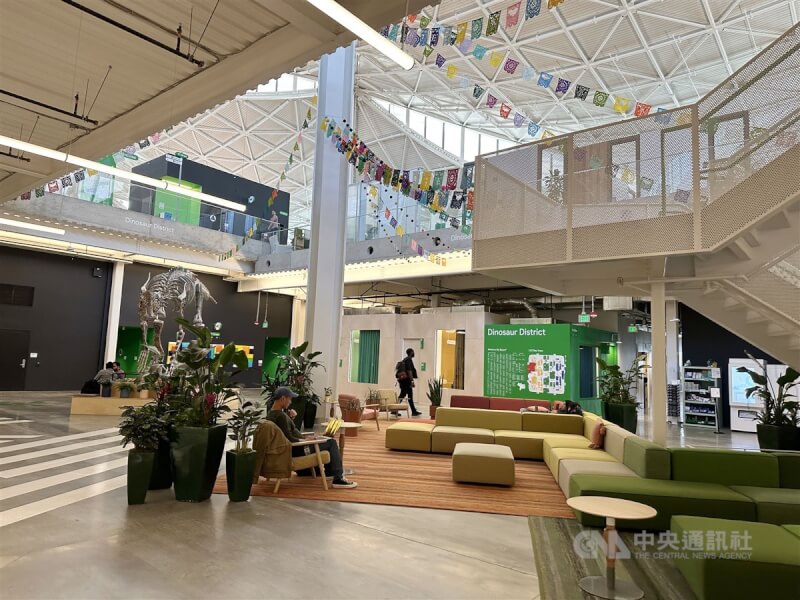 Google去年在加州山景城總部旁啟用Bay View(灣景)新園區,1樓空間穿插各種會議室、咖啡吧及小廚房,搭配區域化的設計,員工可根據心情一秒轉換工作或休息模式。中央社記者吳家豪舊金山攝 112年5月10日
