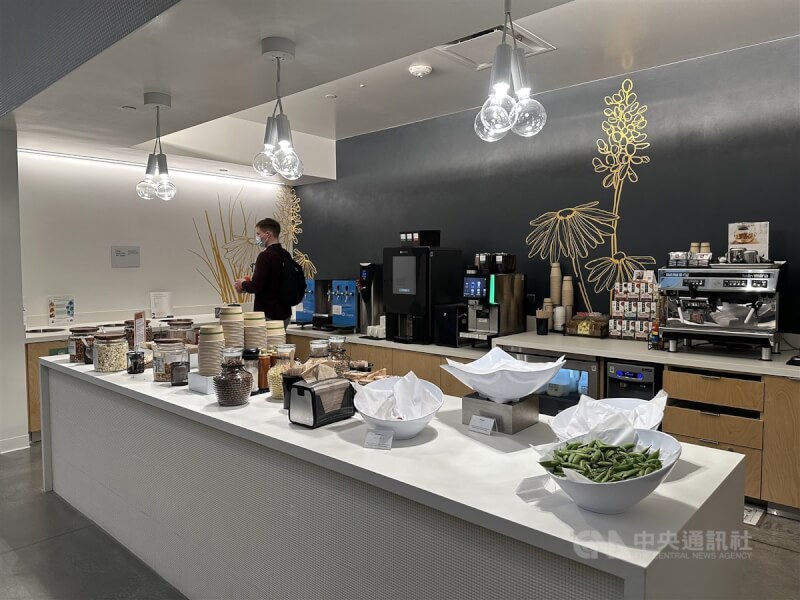 Google去年在加州山景城總部附近啟用Bay View(灣景)園區,1樓小廚房採用純電子設備而非瓦斯,減少碳排放。中央社記者吳家豪舊金山攝 112年5月10日
