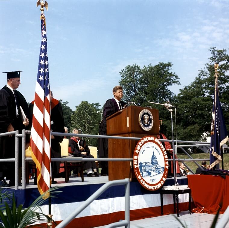 美國總統約翰甘迺迪（前右）1963年6月在美利堅大學發表演說重新定義和平架構，說服美蘇兩國強硬派節制核武發展，被蘇聯領導人赫魯雪夫稱為美國「自羅斯福總統以來最好的陳詞」。（圖取自維基共享資源，版權屬公有領域）