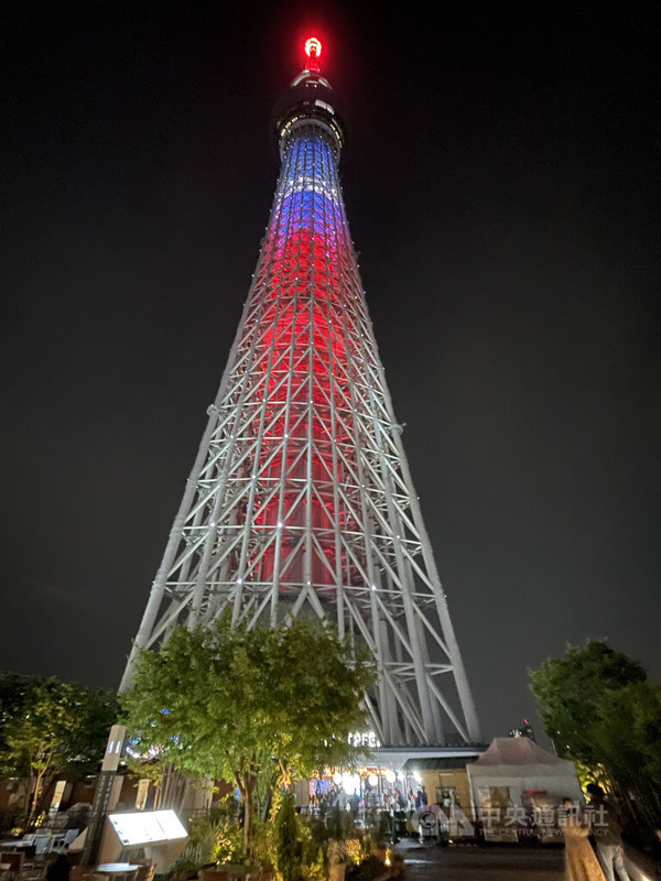 台日為促進觀光友好，2013年5月13日台北101大樓與東京晴空塔締結友好關係，今年是迎接10週年，東京晴空塔10日晚間特別施以中華民國國旗顏色光雕。中央社記者楊明珠東京攝  112年5月10日