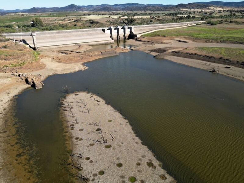 圖為4月26日西班牙南部的塞拉利昂博耶拉水庫蓄水率僅剩 0.01%。（路透社）
