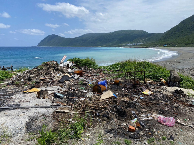 台東蘭嶼垃圾場爆滿引發關注，有遊客發現東清海邊成私人垃圾場，丟放營建廢棄物和大型垃圾，有些已掉落沙灘，遊客嘆海洋哀歌。（黃蜀婷提供）中央社記者盧太城台東傳真 112年5月11日