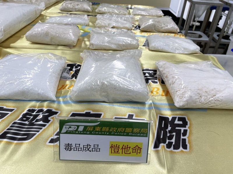 檢警112年初在嘉義縣東石鄉一間鐵皮屋內，查獲以林姓犯嫌為首的製毒工廠，發現4嫌藏毒房間，並與毒品共眠，現場毒品成品原料約可供29萬人次施用，嘉義地檢署10日將4嫌起訴，嘉義地院裁定續押。（嘉義縣刑大提供）中央社記者洪學廣傳真  112年5月11日