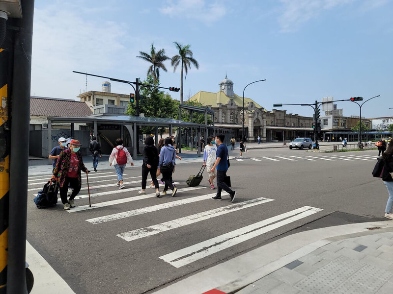 新竹市政府指出，目前竹市在行人流量較大的路口實施行人專用時相共計17處，包括新竹火車站（圖）等地，經盤點後預計再增加7處行人專用時相。（新竹市政府提供）中央社記者魯鋼駿傳真 112年5月11日