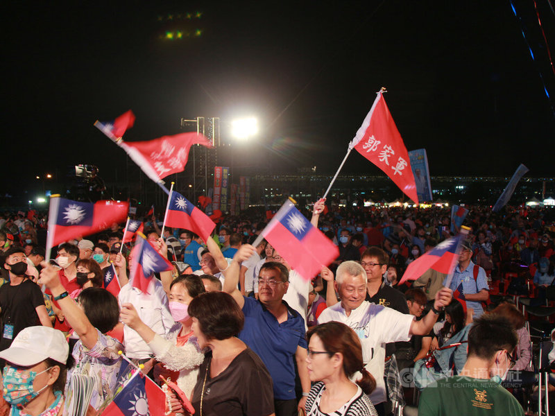 爭取國民黨提名參選總統的鴻海集團創辦人郭台銘11日晚間到高鐵台中站後方廣場舉辦「為台為民」造勢活動，吸引大批支持者到場參與，揮舞旗幟呼口號表達支持。中央社記者蘇木春攝  112年5月11日