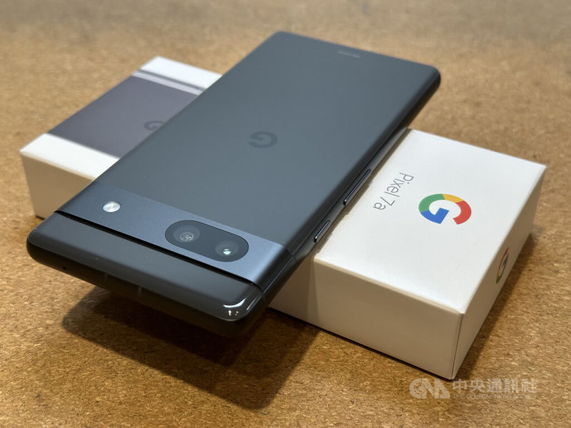 Google於台灣時間11日在I/O開發者大會發表中階手機Pixel 7a，搭載雙後置鏡頭和Tensor G2自研晶片的進階影像處理器，可達到8倍高解析變焦。中央社記者吳家豪攝  112年5月11日
