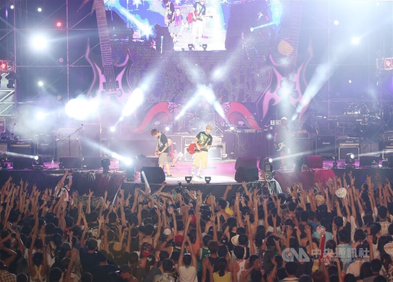 2014新北市貢寮國際海洋音樂祭開唱，滅火器演唱多首歌曲High翻全場。（中央社檔案照片）