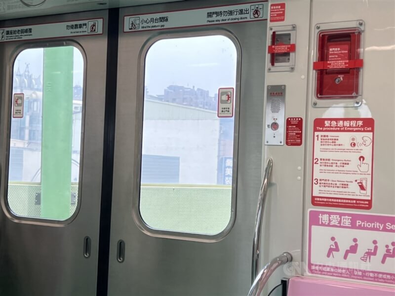 台中捷運綠線列車上設有緊急按鈕,中捷公司表示,若車輛靜止時按下按鈕不會開車,如果是行進間按下,會到下一站才停車。中央社記者郝雪卿攝 112年5月11日