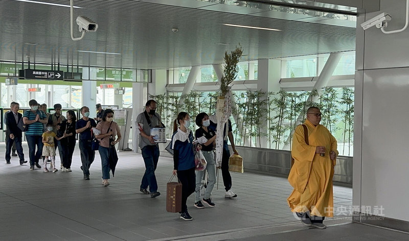 靜宜大學法律系助理教授林淑雅10日搭乘台中捷運不幸遇死劫，家屬11日前往捷運站現場招魂，場面哀戚。中央社記者蘇木春攝  112年5月11日