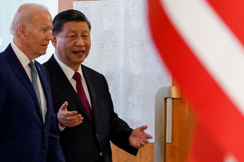 近日傳出拜登總統正在安排與中國國家主席習近平通話，不過11日遭到中國外交部冷回，稱沒有習拜通話的訊息。圖為美國總統拜登（圖左）和中國國家主席習近平（圖右）在2022年G20高峰會上會面。（路透社）