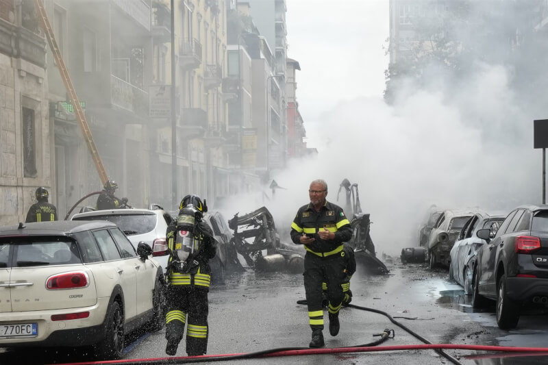 義大利北部米蘭巿中心11日發生運送氧氣瓶的廂型車爆炸，導致駕駛輕傷，多部車輛起火。（美聯社）