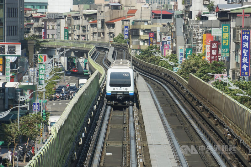 台北捷運公司11日說，考量遇到如台中捷運意外的狀況，應變時間較短，最有效方式是全線列車斷電，才能阻止後續情形。圖為台北捷運文湖線列車。（中央社檔案照片）