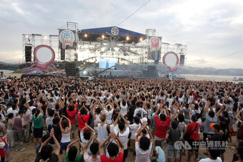 2004年第5屆貢寮國際海洋音樂祭，數萬名年輕人在主舞台前高舉雙手，搖滾狂歡。（中央社檔案照片）