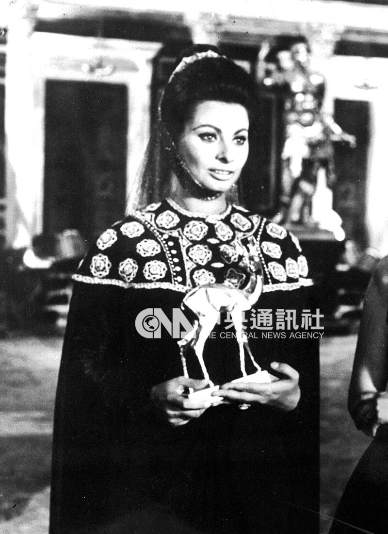 1963年5月12日，苏菲亚罗兰接受「金鹿奖」时，正在马德里拍摄《罗马帝国覆亡记》，她在片场穿著罗马古装与奖座合影。（中央社档案照片）
