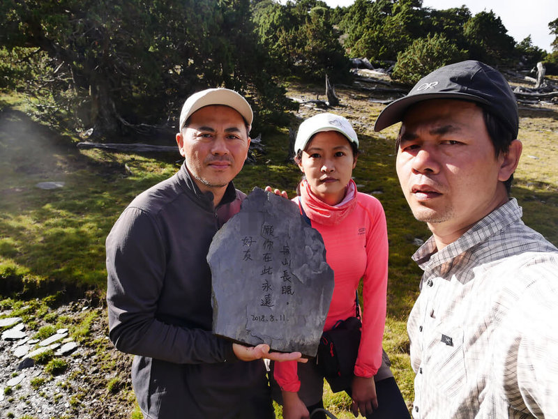 百岳山友邱銘隆（右）攀爬「八大秀」時，隨行年輕山友因怕冷獨自下山卻迷途，邱銘隆等人在低溫、霧雨中等了3天，甚至一度為他立下墓碑，還好後來年輕山友平安獲救。（邱銘隆提供）中央社 112年5月12日